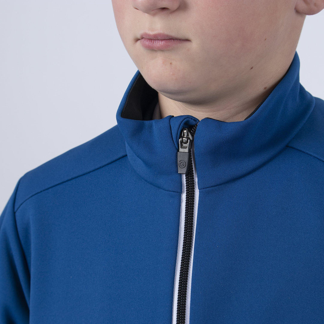 Ridley is a Windproof and water repellent golf jacket for Juniors in the color Blue Bell(3)