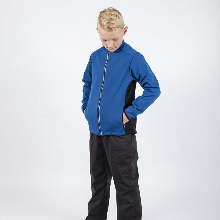 Ridley is a Windproof and water repellent golf jacket for Juniors in the color Blue Bell(2)